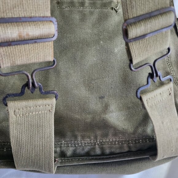 Vintage Army surplus green canvas backpack - Picture 5 of 13